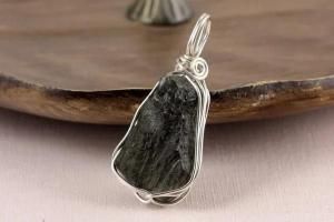 ワイヤーペンダントトップ 〜モルダバイト〜の商品画像