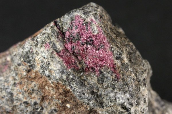 ルビー 結晶 母岩付き 155g ｜天然石 原石 通販のキラリ石
