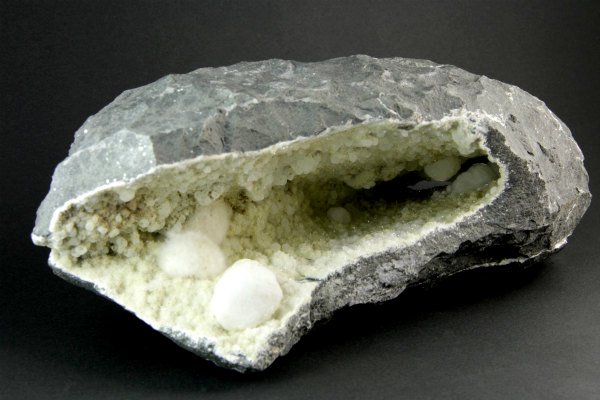 オケナイト原石