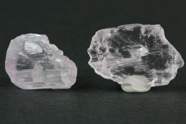 クンツァイト 原石 2個セット 5.1g｜天然石 原石 通販 キラリ石