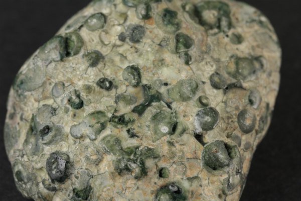 佐渡産球顆流紋岩 磨き石 50g｜天然石 原石 通販のキラリ石