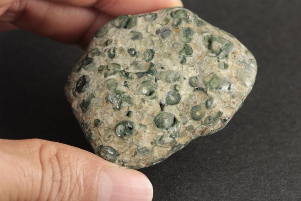 佐渡産球顆流紋岩 磨き石 56g｜天然石 原石 通販のキラリ石