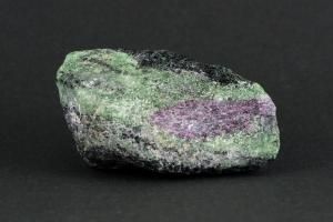 ルビーインゾイサイト 原石 92g<img class='new_mark_img2' src='https://img.shop-pro.jp/img/new/icons15.gif' style='border:none;display:inline;margin:0px;padding:0px;width:auto;' />の商品画像