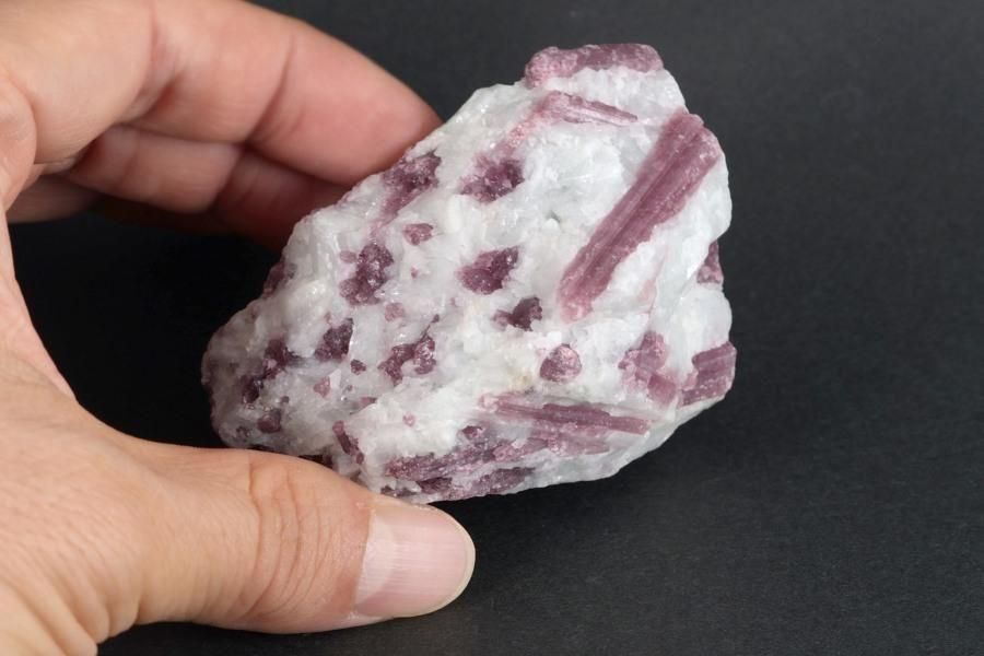 ピンクトルマリン 原石 151g 母岩付き|天然石 原石 通販キラリ石 ピンクトルマリン 原石 151g 母岩付き|天然石 原石 通販キラリ石