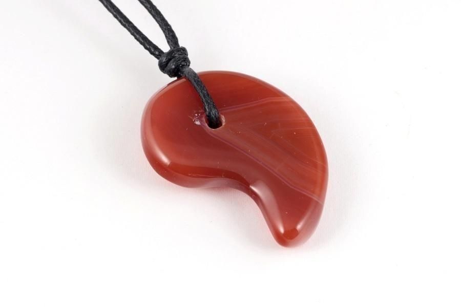 天然石ペンダント 赤メノウ勾玉型 メイン画像