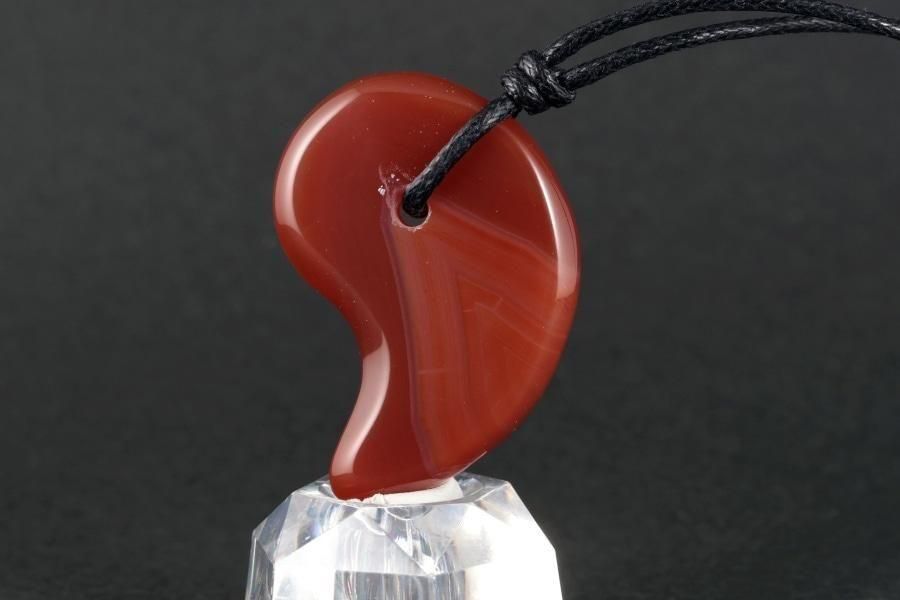 天然石ペンダント 赤メノウ勾玉型 - その他2枚目