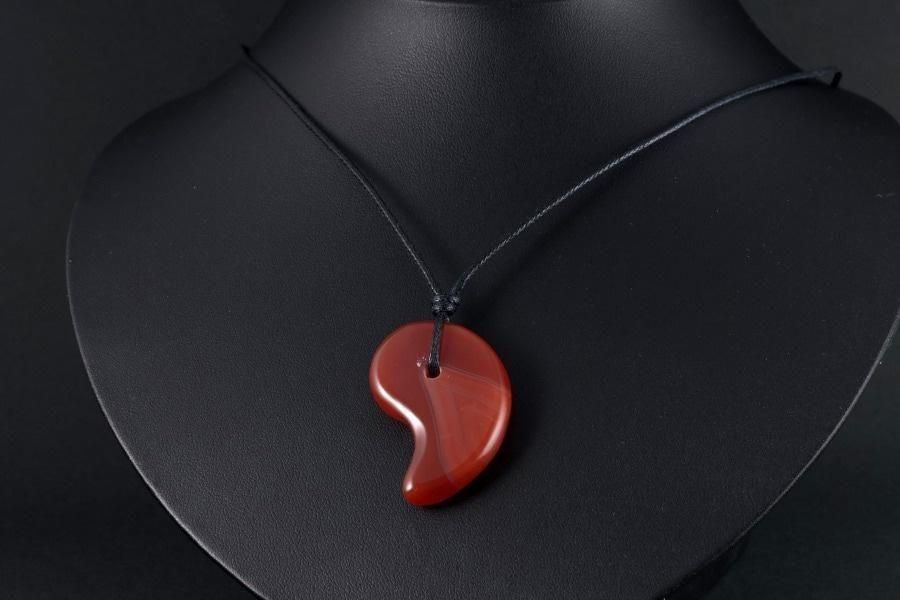 天然石ペンダント 赤メノウ勾玉型 - その他3枚目