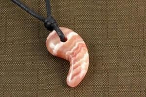 天然石 勾玉ペンダント インカローズの商品画像