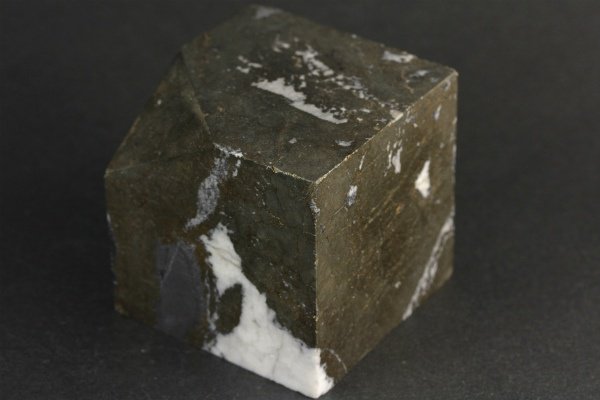 パイライト(黄鉄鉱) キューブ型研磨 536g｜天然石 通販キラリ石