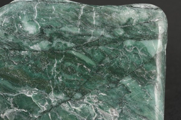 ナミビア産 翡翠 (ナミビアンジェイド) 原石 磨き430g - 天然石 原石 通販のキラリ石