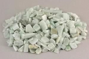 糸魚川産 翡翠原石 （２ｋｇ超）台座付 糸魚川産 翡翠原石 （2kg超）台座付