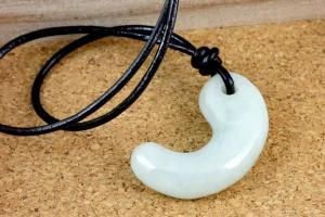 天然石 勾玉ペンダント 本翡翠の商品画像