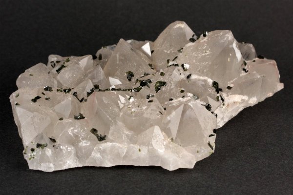 エピドート(緑簾石)付き水晶クラスター 332g｜天然石 原石 通販のキラリ石