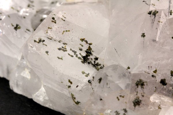 エピドート(緑簾石)付き 水晶クラスター 177g