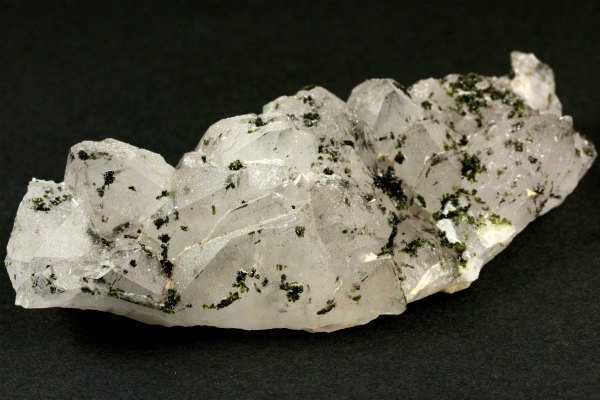 エピドート (緑簾石)付き 水晶クラスター 176g｜天然石 原石 通販の 