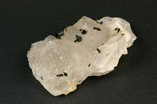 エピドート (緑簾石)付き 水晶クラスター 62g