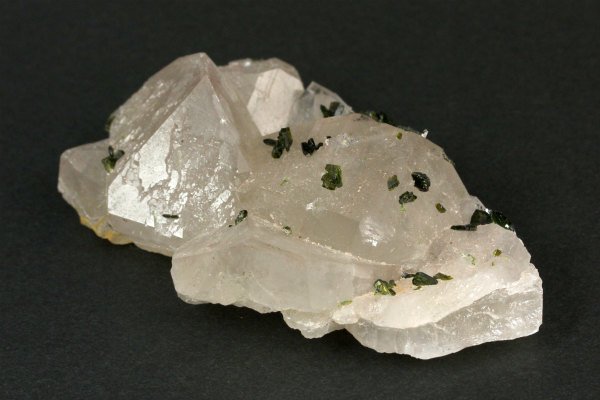 エピドート (緑簾石)付き 水晶クラスター 62g