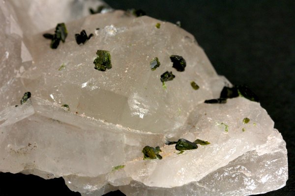 エピドート (緑簾石)付き 水晶クラスター 62g｜天然石 原石 通販のキラリ石