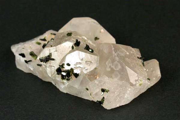 エピドート (緑簾石)付き 水晶クラスター 62g｜天然石 原石 通販のキラリ石