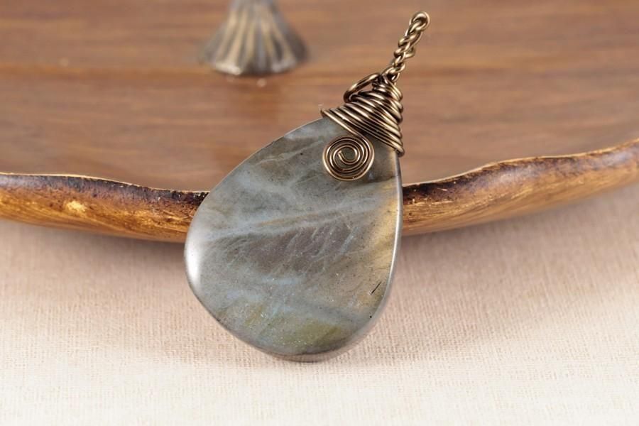 ワイヤーペンダントトップ 〜ラブラドライト〜 メイン画像