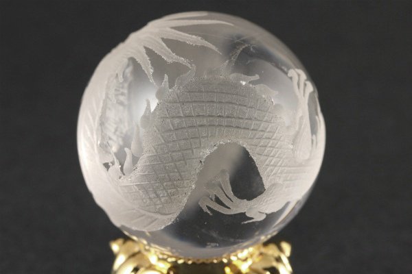 天然水晶球　龍彫り