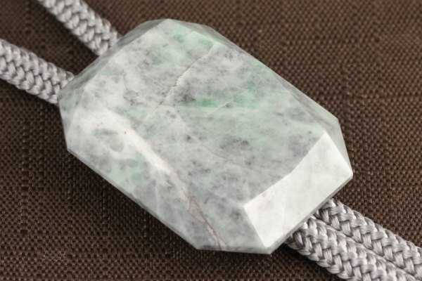 糸魚川産翡翠の天然石ループタイ (カット)｜天然石 通販のキラリ石