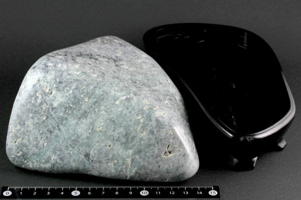 糸魚川産 本翡翠 置石 2kg｜天然石 原石 通販のキラリ石