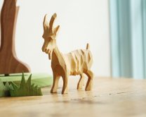 木製の手彫りのヤギ