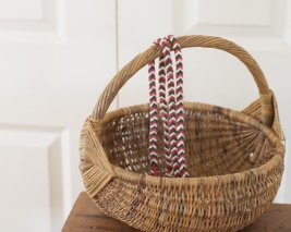 ラトビアの手編みのヒモ（ピンク、グリーン、白）