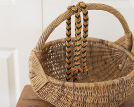 ラトビアの手編みのヒモ（グリーン、オレンジ、黒）