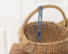 ラトビアの手編みのヒモ（ブルー、グレー）