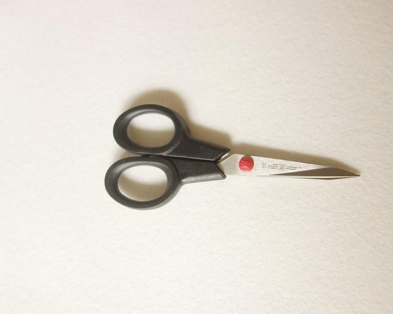 ヘンケルス ツインL 刺繍はさみ 11cm(赤）