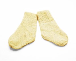 リトアニア 手編みの赤ちゃんの靴下（10cm） 生成り