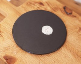 フィンランドの陶芸作家Anneli Saino 陶器の敷物 ブラック×薄いピンク