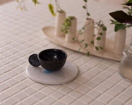 フィンランドの陶芸作家Anneli Saino 陶器のミニカップ 黒×水玉