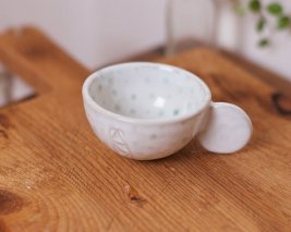 フィンランドの陶芸作家Anneli Saino 陶器のミニカップ 白×クリーンの水玉