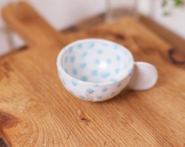 フィンランドの陶芸作家Anneli Saino 陶器のミニカップ 白×水色の水玉
