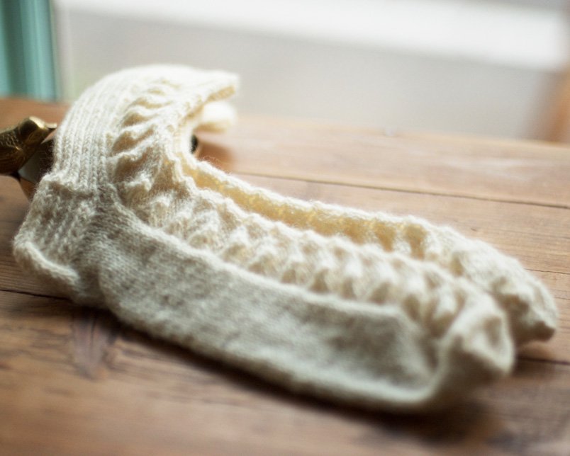 フィンランド 手編みの靴下 生成り