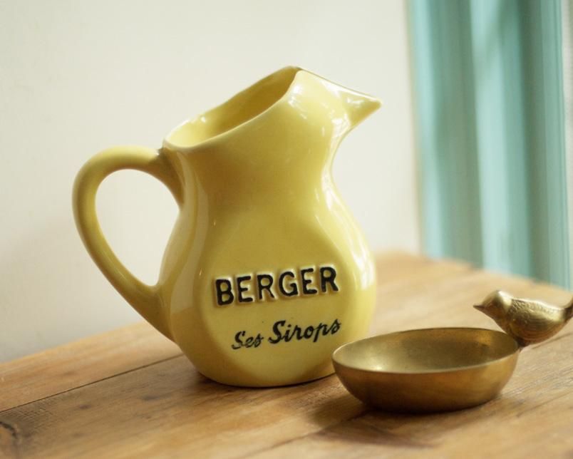 ヴィンテージアラジンのポット/ピッチャーは美しく手描きされています。 ヴィンテージ ベルジェのピッチャー