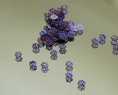 フランスアンティーク 花型抜きスパンコール 紫 30枚fs007