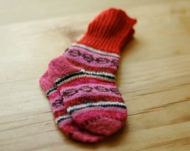 エストニア手編みの靴下　ピンクと赤と茶　16ｃｍ