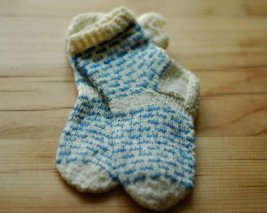 エストニア手編みの靴下     白地　薄水x青模様　12ｃｍ