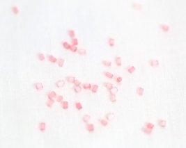 ヴィンテージ ピンクの粒ビーズ １０個F011
