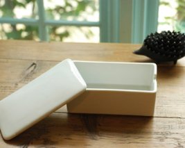 白い陶器のバターケース