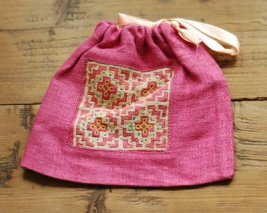 タイのモン族の手刺繍巾着　ピンク大