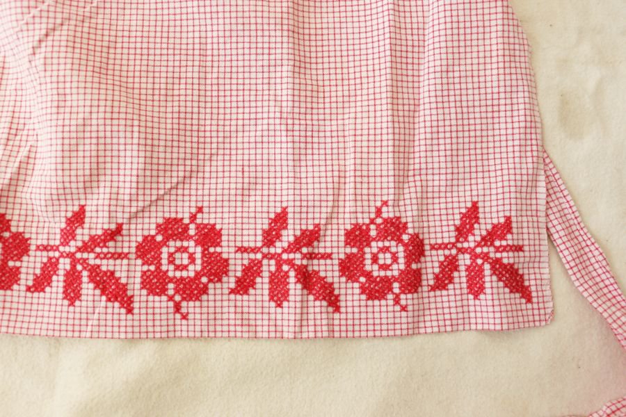 クロスステッチ刺繍のお花とリーフの胸あてエプロン - 東欧雑貨ＩＣＩＲＩ・ＰＩＣＩＲＩ