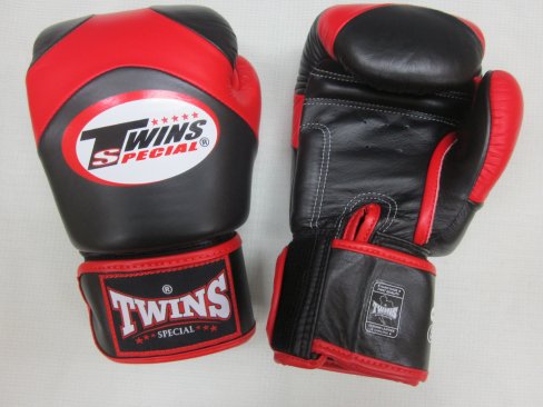 TWINS　ボクシンググローブ　8oz　マジックテープ式　ブラック/レッド - ボクシンググローブ、ムエタイ、キック、TWINS、TOP  KING、RAJA、格闘技全般