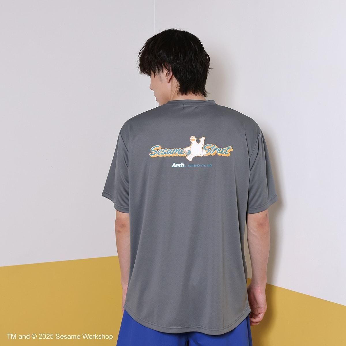 SESAME STREET meets Arch friendship tee [DRY]【dark gray