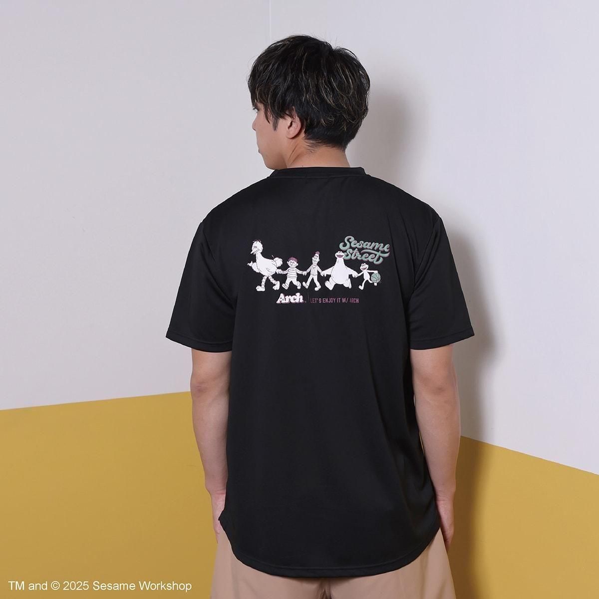 SESAME STREET meets Arch peaceful world tee [DRY]【black】 - Arch