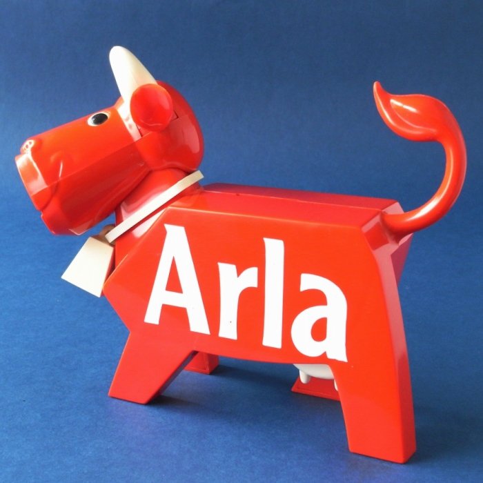 スウェーデン｜Arla｜ロゴマークの赤いウシさんのノベルティの貯金箱】 福岡｜エッグプラント・エッグ｜北欧雑貨とビンテージ